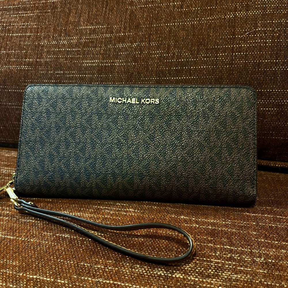 Micheal kors clutch wallet